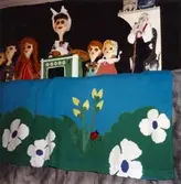 Sagan om pannkakan. Stavdockor, hösten 1988. Fotografi ur album tillhörande Blanka Kaplan.

Sagan om pannkakan är en upprepningsberättelse som handlar om en pannkaka som rullar ut i världen. Ständigt stöter pannkakan på djur och människor som vill äta upp honom, men dem lyckas han rulla ifrån. Tills han möter en gris. Den norska folksagan gick som dockföreställning 1990 i Vadstenas bibliotek.