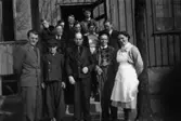 Utanför arbetshemmet på skol- och vårdhemmet Stretered i Kållered. Ivar Andersson, Bosse, Lasse Claesson, Martin Johansson, Gösta Johansson, Lennart Hast, Viktor Andersson, Arvid Söderqvist, småländska sköterskan, Axel Ahlgren. Lennart Hast körde posten.