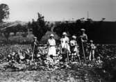 En samling mäniskor fotograterade i kållandet vid Streteredshemmet i Kållered, 1920-1930-tal.