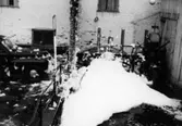 Forsåkersgatan 2A, Sveaborg, i Mölndals Kvarnby, år 1965. Soab har släppt ut kemikalier i forsen vilket har resulterat i skum.