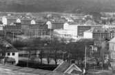 Vy från pappersbruket Papyrus fabriksområde i Forsåker, Mölndal, mot Stadshuset och Folkets Hus i Mölndals centrum på 1960-talet. I bakgrunden ses bostadsbebyggelse i Bosgården.