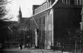 Kvarnbyskolan vid Alléen i Trädgården, Mölndal, med Mölndals kyrka i bakgrunden på 1960-talet.