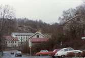 Vy från Forsåkergatan mot bebyggelse vid Gamla Torget i Mölndals Kvarnby på 1970-talet. Denna del av gatan kallas även Pelleliden.