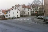 Vy från Norra Forsåkersgatan mot Ryliden i Mölndals Kvarnby på 1970-talet. Från vänster ses Roten M 21, 19, 20 och 28.