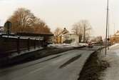 Kvarnbygatan i Mölndal på 1970-talet. Till vänster ses byggnader tillhörande pappersbruket Papyrus. Möbelaffären lite längre ner på gatan har adress Kvarnbygatan 21.