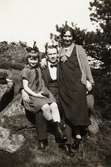 Familjen Börjesson Hallgren. Från vänster Elna Börjesson, Gustaf Adolf Hallgren och Hilda (Lisa) Börjesson Hallgren. Fotografi ur album som tillhört Hilda Börjesson Hallgren.