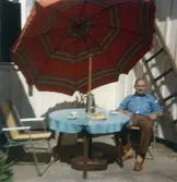 Solhemsgatan 10, år 1978. Åke Börjesson på den soliga uteplatsen mellan ingången till hushalvan. En omtyckt uteplats.