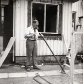 Åke Börjesson utanför köksingången 1950?