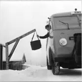 Till Herr Postdirektören m.m. Gustaf Adolf Sundman 5/12 1947 Från
underlydande personal med tack för 14-årigt chefskap för Nedre norra
distriktet. Postsdiligensbilder från Strömsund