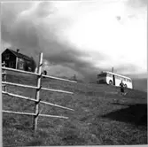 Till Herr Postdirektören m.m. Gustaf Adolf Sundman 5/12 1947 Från
underlydande personal med tack för 14-årigt chefskap för Nedre norra
distriktet. Postdiligensbilder från Strömsund