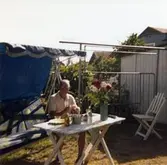 Åke Börjesson i trädgården. 25-årig bröllopsdag.