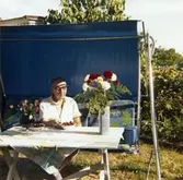 Åke Börjesson i trädgården. 25-årig bröllopsdag.