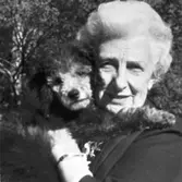 Porträtt på Helga Svanberg med hunden Pricken, Södra Kyrkvägen. Drev företaget AB Marsipanformar i Kållered.