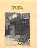 Postexpeditioen Spånga exteriören med frimärksautomat, i
väggen infälld brevlåda, Neonskylt med ordet Post. Genom glasdörren
med text på syns postfacken. Flervåningshus i sten med putsad fasad.