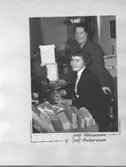 Poststationsföreståndare Håkansson och tillförordnad
poststationsföreståndare Andersson vid kassaplatsen  Sundbyberg 4
paket i förgrunden.