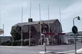 Bensinstationen Esso vid korsningen Frölundagatan och Toltorpsgatan i Mölndal, 1960-1970-tal. I bakgrunden till höger skymtas idrotthuset.
