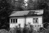 Byggnadsinventering i Lindome 1968. Skår 1:11.
Hus nr: 081A3001.
Benämning: fritidshus.
Kvalitet: dålig.
Material: trä.
Övrigt: ödehus.
Tillfartsväg: ej framkomlig.
Renhållning: ej soptömning.