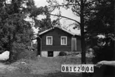 Byggnadsinventering i Lindome 1968. Knipered 3:12.
Hus nr: 081C2004.
Benämning: permanent bostad och redskapsbod.
Kvalitet, bostadshus: god.
Kvalitet, redskapsbod: mindre god.
Material: trä.
Övrigt: bildelar, fat, skräp i stora mängder.
Tillfartsväg: framkomlig.