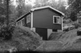 Byggnadsinventering i Lindome 1968. Holmen 1:15.
Hus nr: 081C3007.
Benämning: fritidshus.
Kvalitet: mycket god.
Material: trä.
Tillfartsväg: framkomlig.