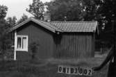 Byggnadsinventering i Lindome 1968. Greggered 1:19.
Hus nr: 081D3002.
Benämning: fritidshus och redskapsbod.
Kvalitet, fritidshus: god.
Kvalitet, redskapsbod: dålig.
Material: trä.
Tillfartsväg: framkomlig.