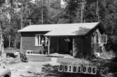 Byggnadsinventering i Lindome 1968. Skräppholmen (2:10).
Hus nr: 091B1006. Finns ej på kartan.
Benämning: fritidshus.
Kvalitet: mycket god.
Material: trä.
Tillfartsväg: framkomlig.
Renhållning: soptömning.