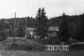 Byggnadsinventering i Lindome 1968. Torvmossared 1:18.
Hus nr: 091D1039.
Benämning: permanent bostad, gäststuga och garage.
Kvalitet, bostadshus och garage: mycket god.
Kvalitet, gäststuga: god.
Material, bostadshus: rött tegel.
Material, gäststuga: trä.
Material, garage: sten, puts.
Tillfartsväg: framkomlig.
Renhållning: soptömning.