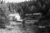 Byggnadsinventering i Lindome 1968. Skåregärde (1:9).
Hus nr: 301A4007.
Benämning: fritidshus och ladugård.
Kvalitet, fritidshus: mindre god.
Kvalitet, ladugård: dålig.
Material, bostadshus: eternit.
Material, ladugård: trä.
Övrigt: håller på att kläs.
Tillfartsväg: ej framkomlig.