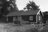 Byggnadsinventering i Lindome 1968. Inseros 1:11.
Hus nr: 301D1020.
Benämning: fritidshus, gäststuga, ladugård och redskapsbod.
Kvalitet, fritidshus och gäststuga: god.
Kvalitet, ladugård och redskapsbod: mindre god.
Material: trä.
Övrigt: lekstuga. Gammal bondgård. Bostad även i ladugården.
Tillfartsväg: framkomlig.