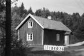 Byggnadsinventering i Lindome 1968. Hällesåker 5:11.
Hus nr: 301D4026 (1).
Benämning: fritidshus och redskapsbod.
Kvalitet: mindre god.
Material: trä.
Tillfartsväg: framkomlig.