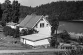 Byggnadsinventering i Lindome 1968. Hällesåker 3:30.
Hus nr: 301D4031.
Benämning: permanent bostad och garage.
Kvalitet: god.
Material: trä.
Övrigt: ligger öppet. Klumpigt.
Tillfartsväg: framkomlig.
Renhållning: soptömning.