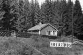 Byggnadsinventering i Lindome 1968. Ålgårdsbacka 1:14.
Hus nr: 401A1005. 
Benämning: fritidshus och två redskapsbodar.
Kvalitet, fritidshus: god.
Kvalitet, redskapsbodar: mindre god.
Material: trä.
Tillfartsväg: framkomlig.