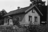 Byggnadsinventering i Lindome 1968. Dunsered 1:5.
Hus nr: 559A4010.
Benämning: permanent bostad.
Kvalitet: god.
Material: trä.
Tillfartsväg: framkomlig.