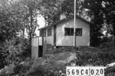 Byggnadsinventering i Lindome 1968. Gårda 2:11.
Hus nr: 569C4020.
Benämning: fritidshus och redskapsbod.
Kvalitet: god.
Material: trä.
Tillfartsväg: framkomlig.
Renhållning: soptömning.