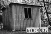 Byggnadsinventering i Lindome 1968. Gårda 2:62.
Hus nr: 569C4035.
Benämning: skjul.
Kvalitet: dålig.
Material: trä.
Övrigt: vandaliserat.
Tillfartsväg: ej framkomlig.
Renhållning: ej soptömning.