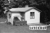 Byggnadsinventering i Lindome 1968. Gårda 2:61.
Hus nr: 569C4040.
Benämning: fritidshus.
Kvalitet: god.
Material: eternit.
Tillfartsväg: framkomlig.
Renhållning: soptömning.