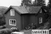 Byggnadsinventering i Lindome 1968. Skäggered 3:26.
Hus nr: 569A4001.
Benämning: permanent bostad och två redskapsbodar.
Kvalitet: god.
Material: trä.
Tillfartsväg: framkomlig.