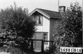 Byggnadsinventering i Lindome 1968. Gårda 2:20.
Hus nr: 569D1016.
Benämning: permanent bostad.
Kvalitet: mindre god.
Material: trä.
Övrigt: dolt bakom en häck.
Tillfartsväg: framkomlig.
Renhållning: ej soptömning.