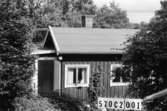 Byggnadsinventering i Lindome 1968. Dvärred 2:27.
Hus nr: 570C2001.
Benämning: fritidshus och redskapsbod.
Kvalitet, fritidshus: god.
Kvalitet, redskapsbod: mindre god.
Material: trä.
Tillfartsväg: framkomlig.
Renhållning: soptömning.