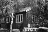 Byggnadsinventering i Lindome 1968. Annestorp 1:17.
Hus nr: 570D2004.
Benämning: fritidshus och redskapsbod.
Kvalitet, fritidshus: mindre god.
Kvalitet, redskapsbod: dålig.
Material: trä.
Tillfartsväg: ej framkomlig.