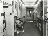 Fotografi föreställande interiören av järnvägspostvagn SJ DF033 4544, tillverkad 1953.