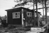Byggnadsinventering i Lindome 1968. Lindome (6:21).
Hus nr: 579A2005.
Benämning: fritidshus.
Kvalitet: dålig.
Material: trä.
Tillfartsväg: framkomlig.
Renhållning: soptömning.