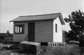 Byggnadsinventering i Lindome 1968. Lindome (6:21).
Hus nr: 579A2007.
Benämning: fritidshus och redskapsbod.
Kvalitet: god.
Material: eternit.
Tillfartsväg: ej framkomlig.
Renhållning: ej soptömning.