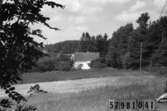 Byggnadsinventering i Lindome 1968. Lindome 14:1.
Hus nr: 579B1040.
Benämning: permanent bostad och ladugård.
Kvalitet: god.
Material: trä.
Tillfartsväg: framkomlig.