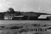 Byggnadsinventering i Lindome 1968. Hällesåker 4:5.
Hus nr: 590B3010.
Benämning: två permanents bostäder, ladugård, redskapsbod och garage.
Kvalitet, bostadshus och redskapsbod: god.
Kvalitet, övriga: mycket god.
Material, garage: sten.
Material, övriga: trä.
Övrigt: mycket välvårdade byggnader.
Tillfartsväg: framkomlig.
Renhållning: soptömning.