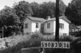 Byggnadsinventering i Lindome 1968. Hällesåker 7:2.
Hus nr: 590B3036.
Benämning: permanent bostad och redskapsbod.
Kvalitet: god.
Material: trä.
Övrigt: hundgård.
Tillfartsväg: framkomlig.
Renhållning: soptömning.