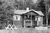 Byggnadsinventering i Lindome 1968. Hällesåker 4:29.
Hus nr: 600C3002.
Benämning: fritidshus och redskapsbod.
Kvalitet, bostadshus: god.
Kvalitet, redskapsbod: mindre god.
Material, bostadshus: masonite.
Material, redskapsbod: trä.
Tillfartsväg: framkomlig.