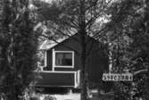 Byggnadsinventering i Lindome 1968. Torvmossared 1:26.
Hus nr: 590C3004.
Benämning: fritidshus och redskapsbod.
Kvalitet: god.
Material: trä.
Övrigt: lekstuga.
Tillfartsväg: framkomlig.
Renhållning: ej soptömning.