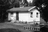 Byggnadsinventering i Lindome 1968. Kimmersbo 1:26.
Hus nr: 548C3008.
Benämning: fritidshus, gäststuga och redskapsbod.
Kvalitet, bostadshus: god.
Kvalitet, övriga: mindre god.
Material, bostadshus: eternit.
Material, övriga: trä.
Tillfartsväg: framkomlig.
Renhållning: soptömning.