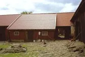 Ranntorp 2:2. Innergård med fähus och portlid sett från öster.