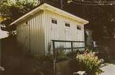 Sånglärkan 1. Uthus sett från nordväst.